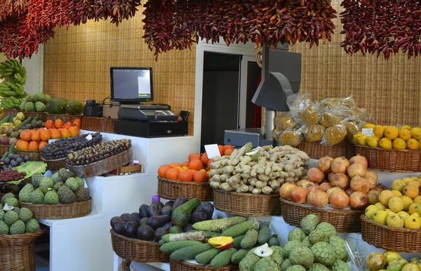 बाजारात फळे आणि भाज्या, फंचल, मॅडेरा, पोर्तुगाल — स्टॉक फोटो, इमेज