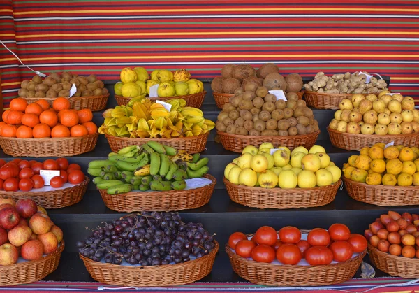 Meyve pazarı, Funchal, Madeira, Portekiz — Stok fotoğraf