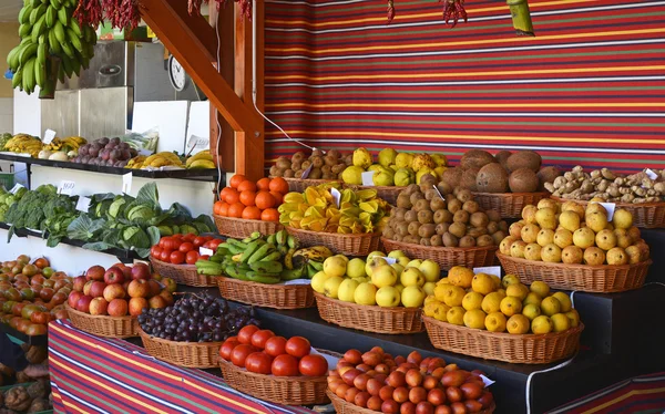 Ovoce v trhu, Funchal, Madeira, Portugalsko — Stock fotografie