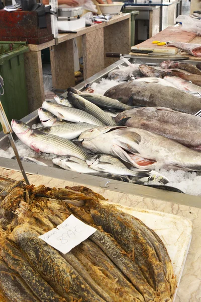 Fiskmarknaden i Funchal, Madeira, Portugal — Stockfoto