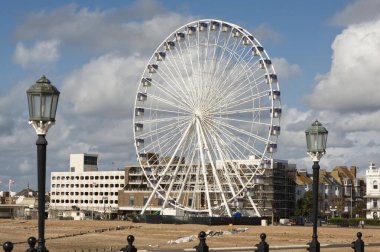 Worthing, West Sussex, İngiltere 'deki sahil ve deniz önü. İskeleden görülen dönme dolap ile.