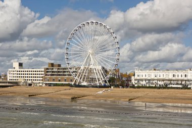 Worthing, West Sussex, İngiltere 'deki sahil ve deniz önü. İskeleden görülen dönme dolap ile.