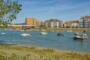 Shoreham, West Sussex, İngiltere 'de nehir kenarındaki modern apartman daireleri.