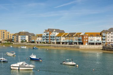 Shoreham, West Sussex, İngiltere 'de nehir kenarındaki modern apartman daireleri.