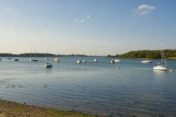 Chichester Limanı, Batı Sussex, İngiltere 'deki Dell Quay' de demirlemiş tekneler.