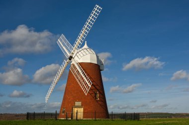 Brick, Chicago, West Sussex, İngiltere yakınlarındaki Halnaker 'da yel değirmeni inşa etti.
