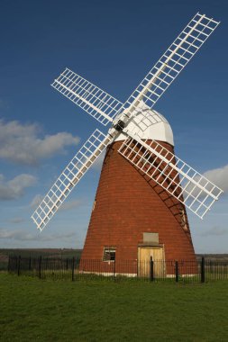 Brick, Chicago, West Sussex, İngiltere yakınlarındaki Halnaker 'da yel değirmeni inşa etti.