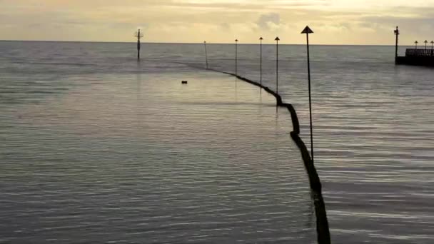 在英格兰西萨塞克斯郡利特尔汉普顿平静的大海中 阿伦河流入大海 标杆和防波堤排 — 图库视频影像