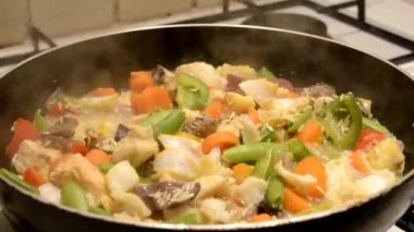 Deniz ürünleri pilavı pişirme ve tavada kızartma pişirme.