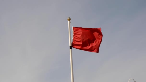 红旗在风中飘扬 英国西萨塞克斯郡利特尔汉普顿警告不要在海里游泳或洗澡 — 图库视频影像