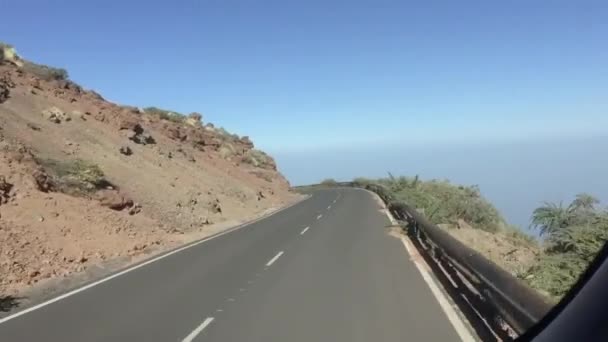 Widok Przez Przednią Szybę Poruszającego Się Pojazdu Jadącego Krętą Górską — Wideo stockowe
