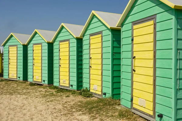 Cabanas Praia Coloridas Amarelas Verdes Beira Mar Littlehampton West Sussex — Fotografia de Stock