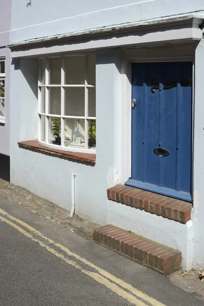 Översvämning försvar dörren på huset. England — Stockfoto