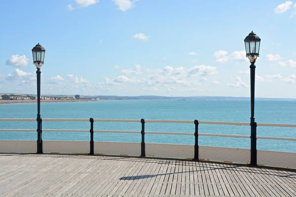 Worthing pier ve deniz kıyısında. İngiltere