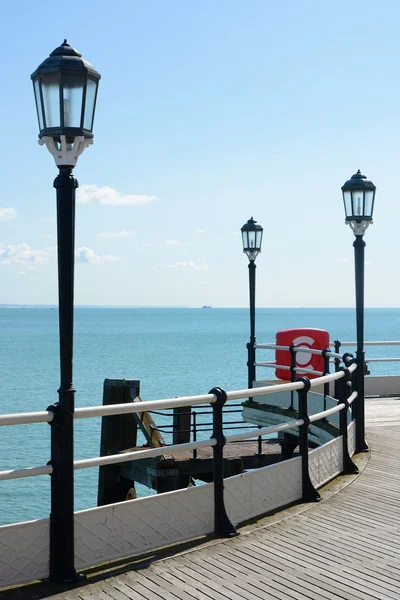 A valer o cais com o mar. Inglaterra — Fotografia de Stock