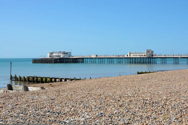 Worthing pláž a molo. Anglie — Stock fotografie