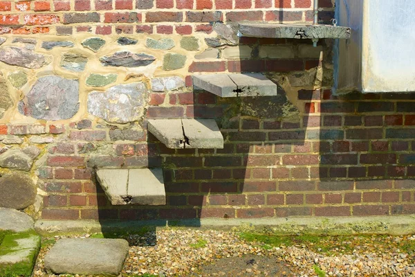 Βήματα σε τοίχο από τούβλα. Bosham. Αγγλία — Φωτογραφία Αρχείου