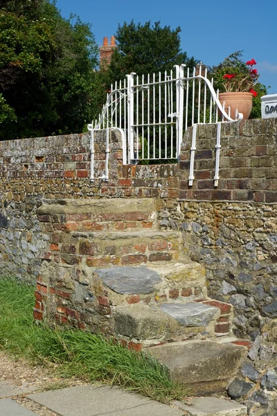 Stegen i tegelvägg. Bosham. England — Stockfoto