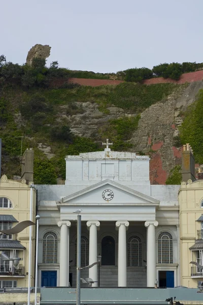 Kilise Hastings şehir kayalıklardan altında. İngiltere — Stok fotoğraf