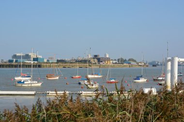 Greenwich, Londra, Ingiltere 'de Thames Nehri üzerindeki tekneler