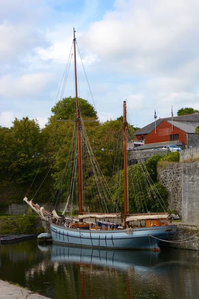 Két árbocos vitorlás hajó a Charlestown, Anglia — Stock Fotó