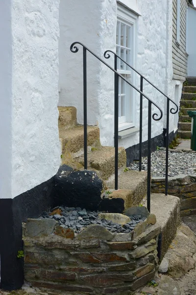 Escalones de piedra a casa — Foto de Stock