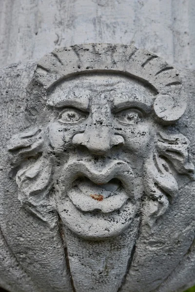 Escultura de cara de piedra fea — Foto de Stock