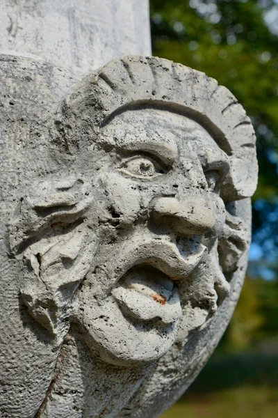 Escultura facial de pedra feia — Fotografia de Stock