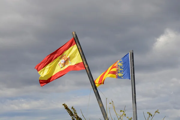Spanska och valencianska flaggor — Stockfoto