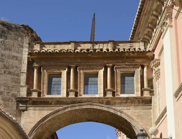 Antico arco nella città vecchia di Valencia, Spagna — Foto Stock