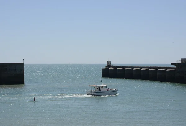 Båt lämna Brighton Marina, East Sussex, England — Stockfoto