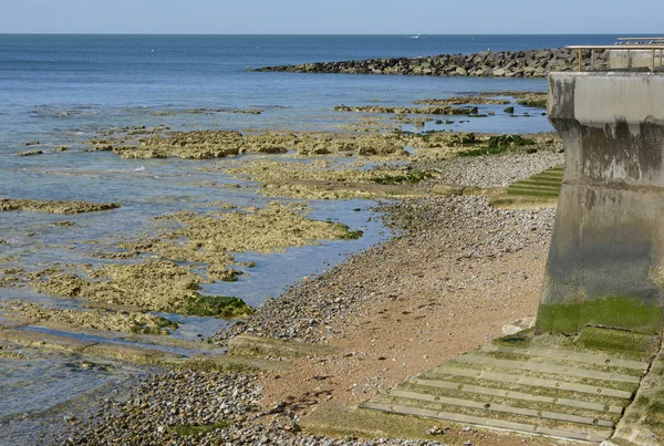 Kamenitá pláž poblíž Brighton Marina, Sussex, Anglie — Stock fotografie