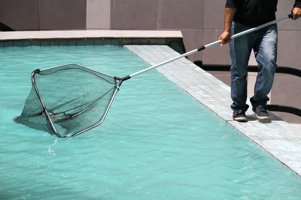 Hombre limpieza piscina —  Fotos de Stock