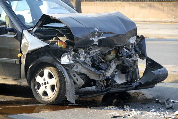 Carro envolvido em acidente de trânsito — Fotografia de Stock