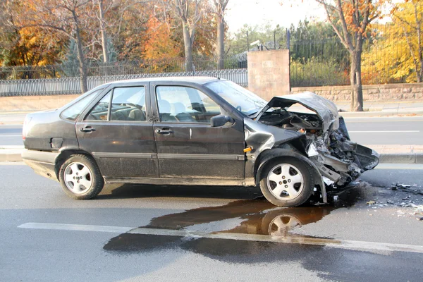 Carro envolvido em acidente de trânsito — Fotografia de Stock