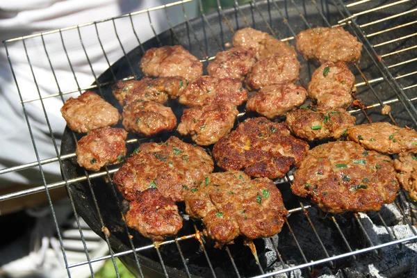 Bal van het vlees op de grill — Stockfoto