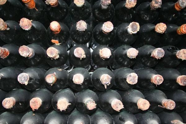 Пляшки вина. Сфотографований у Молдові, старий винний погріб — стокове фото