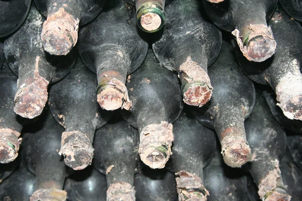 Garrafas de vinho. Foto tirada na Moldávia, antiga adega — Fotografia de Stock