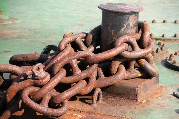 Roestige boot ketting anker op de kust — Stockfoto