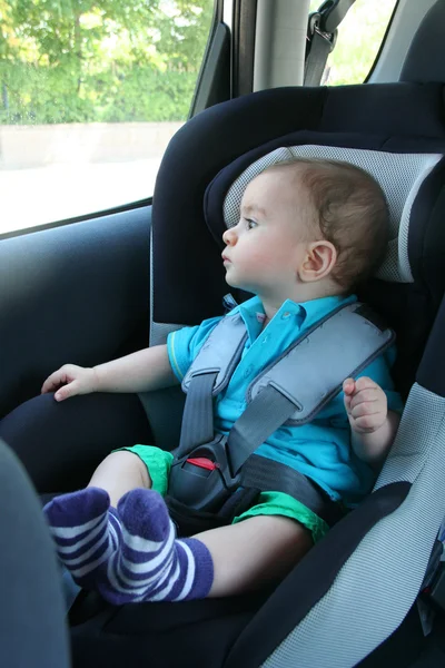 Barn i bilbarnstol för säkerhet, — Stockfoto
