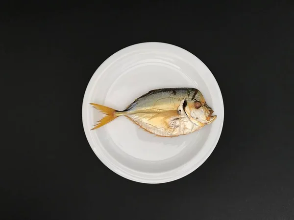 Selene Pescado Sobre Plato Blanco Fondo Negro — Foto de Stock