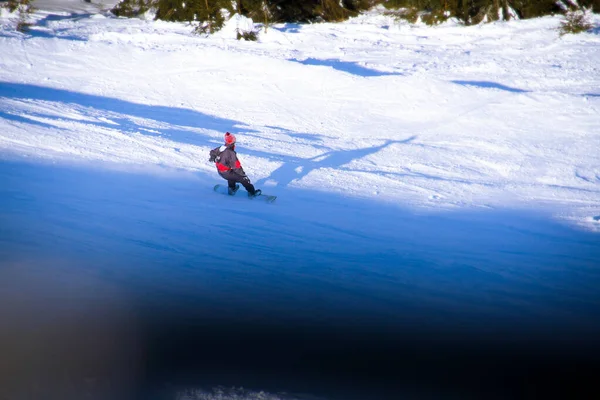 Man Riding Snowboard Man Black Red Costume Riding Snowboard Fir — Stock Photo, Image