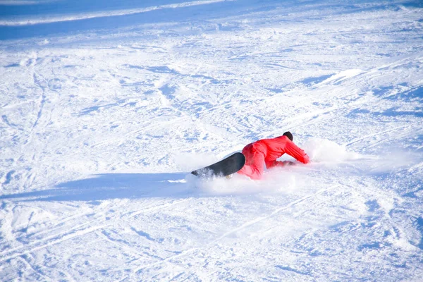 Muž Padající Snowboardu Hoře Muž Červeném Kostýmu Padá Snowboardu — Stock fotografie