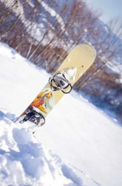 Snowboard Χιόνι Εκτός Πίστας Την Ημέρα Του Ήλιου — Φωτογραφία Αρχείου