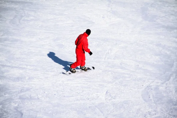 Muž Snowboardu Muž Červeném Obleku Snowboardu — Stock fotografie