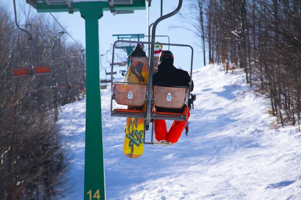 Hombre Solitario Con Una Tabla Snowboard Está Montando Ascensor Clima — Foto de Stock