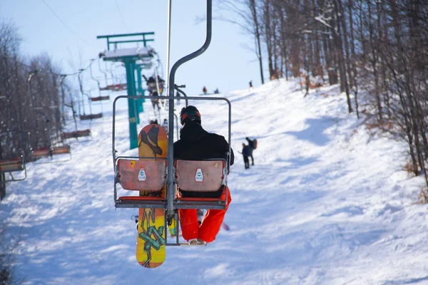 Ένας Μοναχικός Άντρας Snowboard Ιππεύει Ένα Ασανσέρ Χιονισμένο Καιρό Ένας — Φωτογραφία Αρχείου