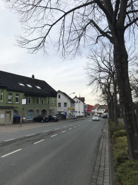 Bad Harzburg, Almanya 'da karayolu, bina ve tren istasyonu yakınlarındaki ağaç manzarası