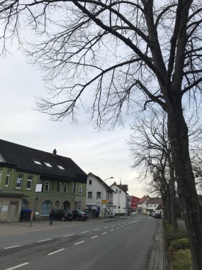 Bad Harzburg, Almanya 'da karayolu, bina ve tren istasyonu yakınlarındaki ağaç manzarası