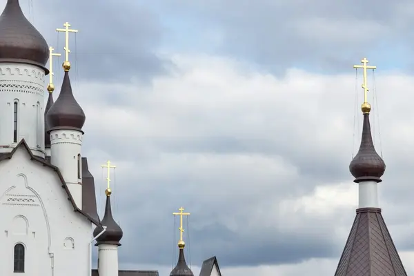 Elementit ortodoksisen kirkon taivasta vasten — kuvapankkivalokuva
